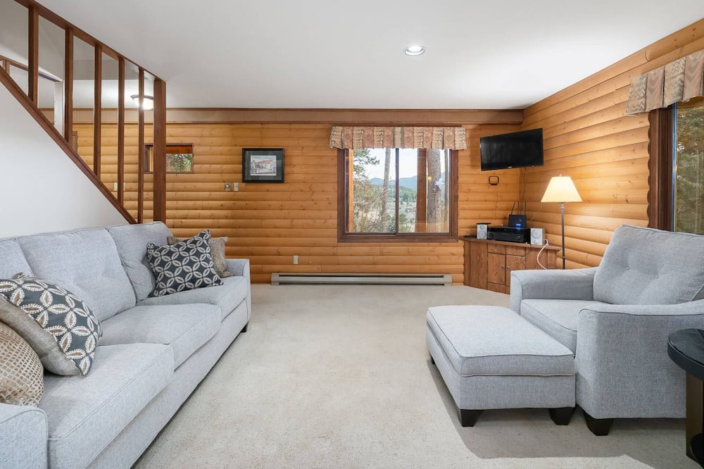 Photo of Livingroom in Evergreen Meadows