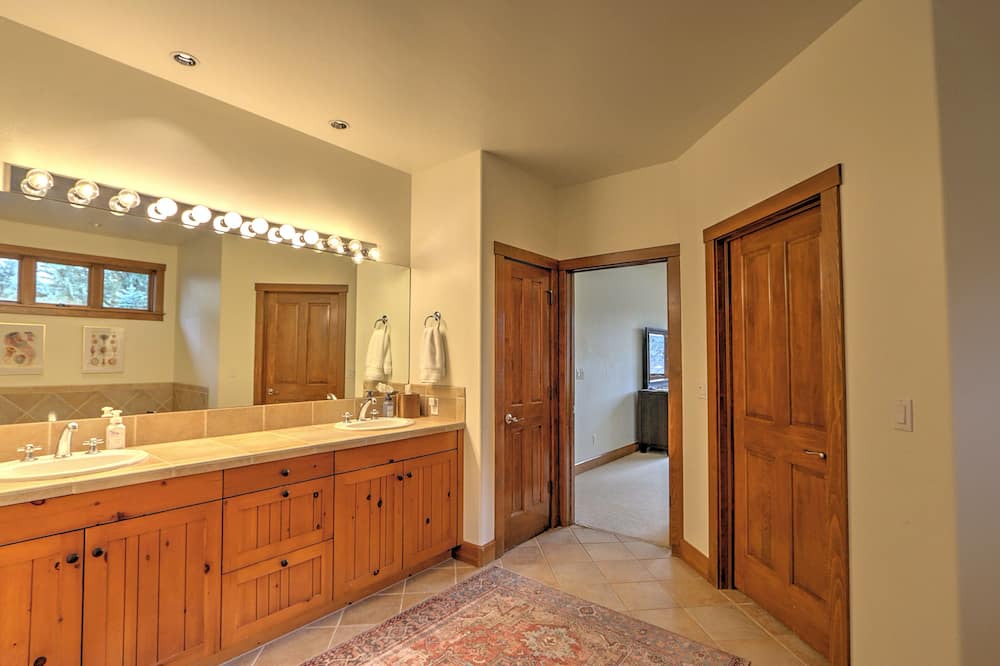 Photo of Bathroom in Carbondale