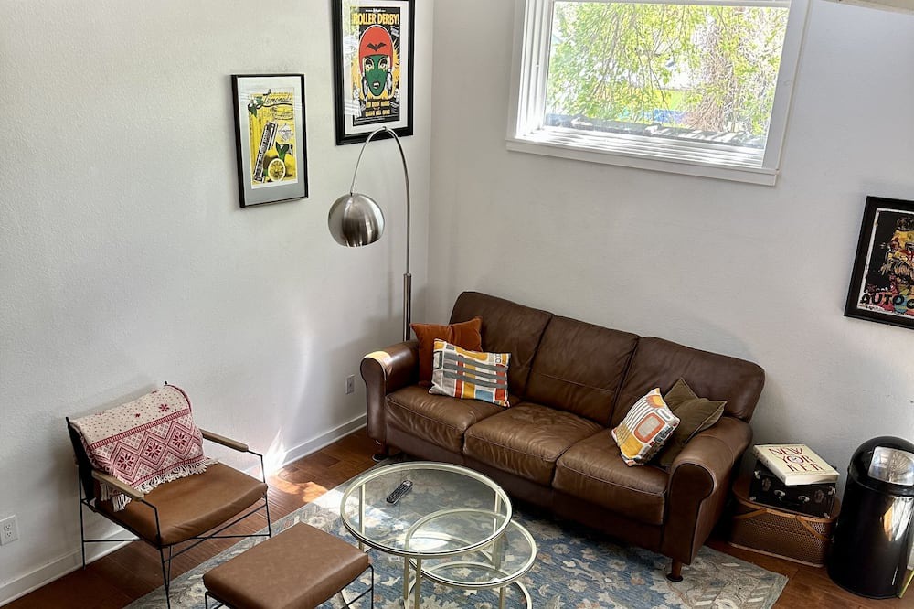 Photo of Livingroom in Jefferson Park