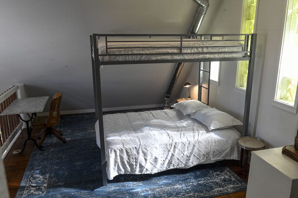 Photo of Bedroom in Jefferson Park