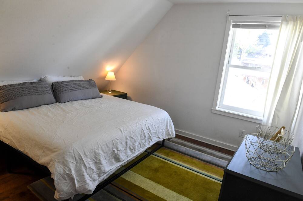 Photo of Bedroom in Jefferson Park