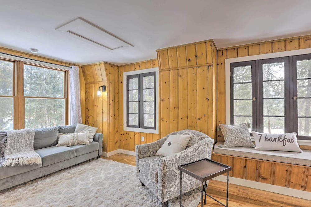 Photo of Livingroom in Evergreen Meadows