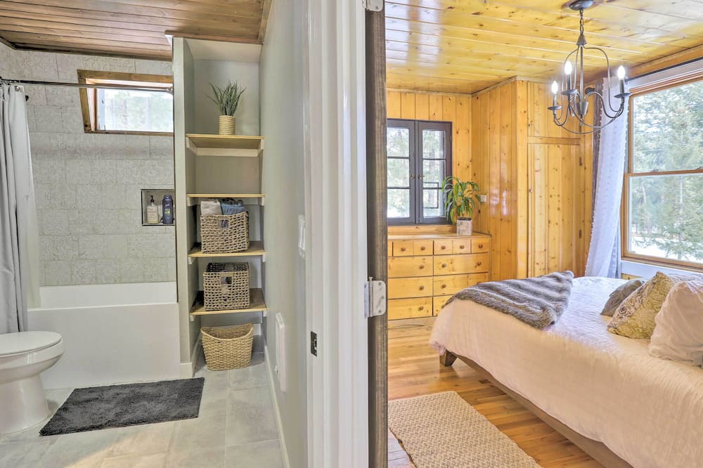 Photo of Bathroom in Evergreen Meadows