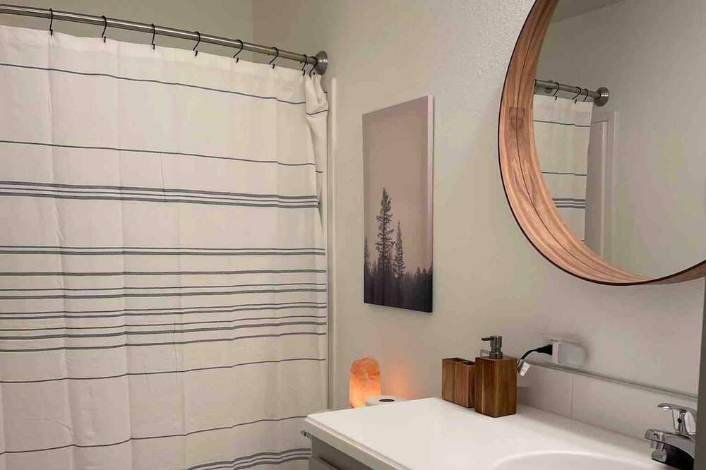 Photo of Bathroom in Summit Cove