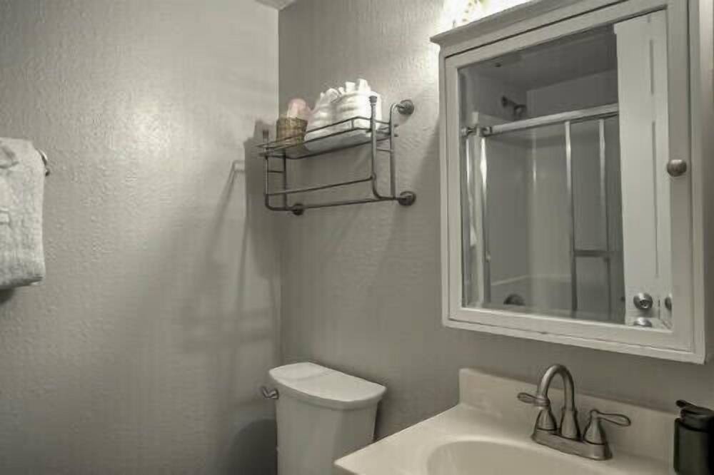 Photo of Bathroom in Summit Cove