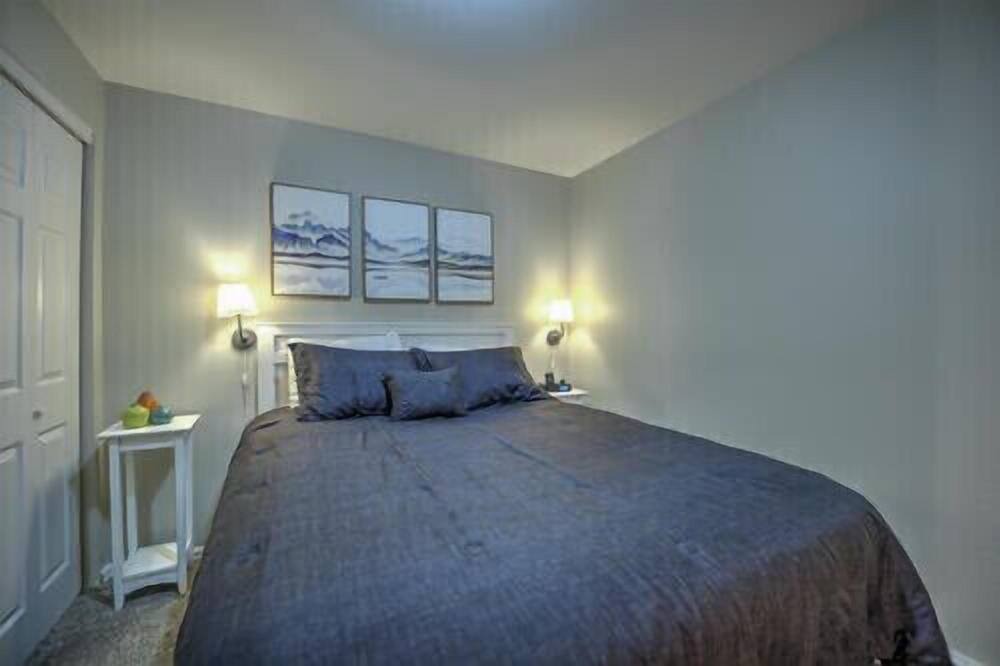 Photo of Bedroom in Summit Cove