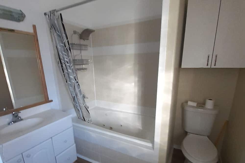 Photo of Bathroom in Evergreen Meadows