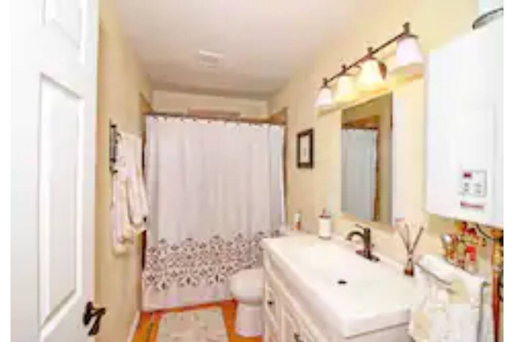 Photo of Bathroom in Palisade