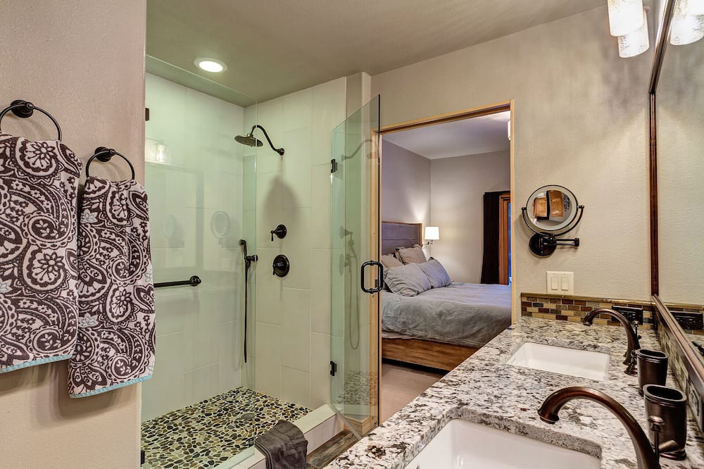 Photo of Bathroom in Peak 8