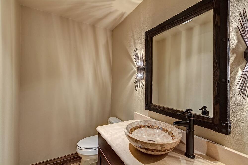 Photo of Bathroom in Peak 8