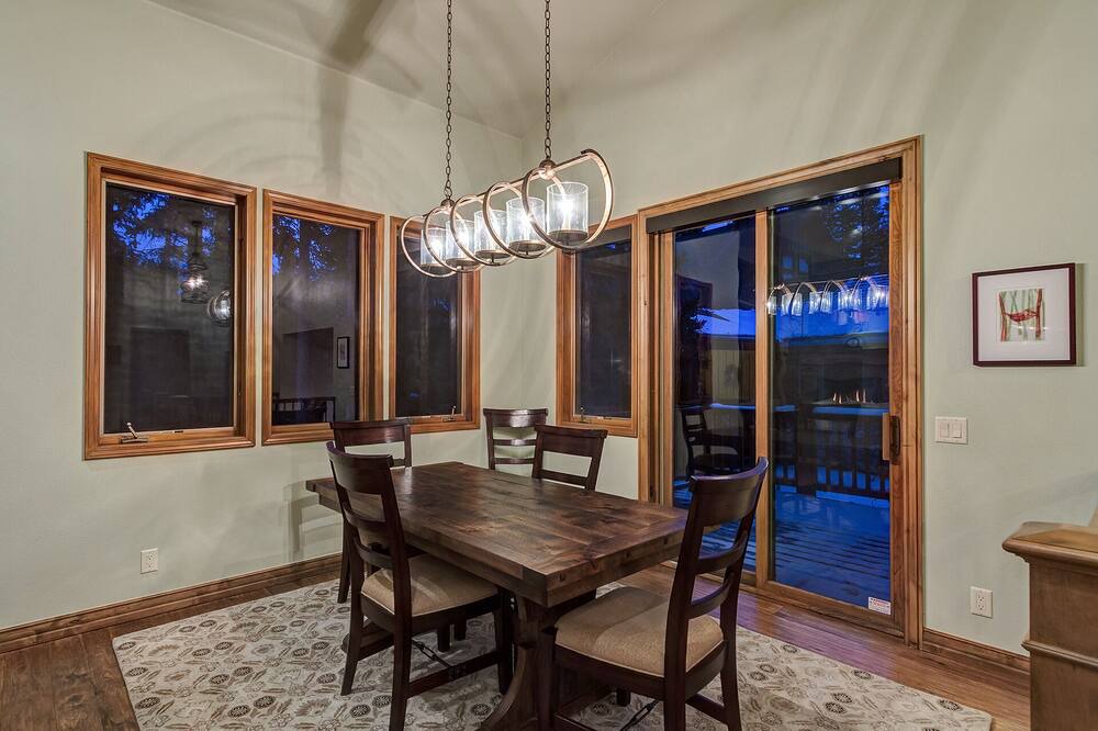 Photo of Livingroom in Peak 8