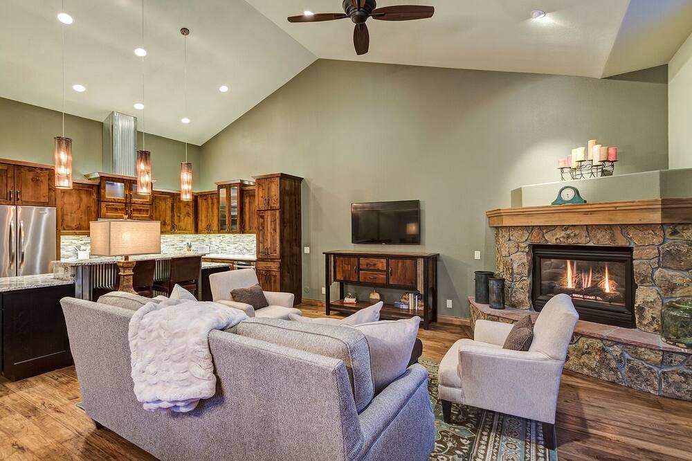 Photo of Livingroom in Peak 8