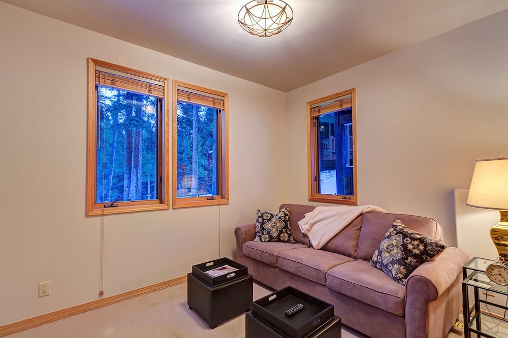 Photo of Bedroom in Peak 8