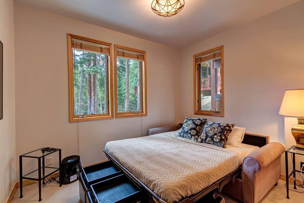 Photo of Bedroom in Peak 8
