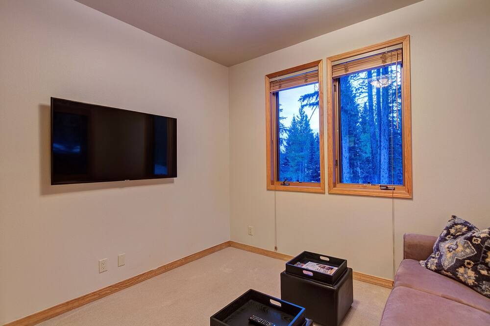 Photo of Bedroom in Peak 8