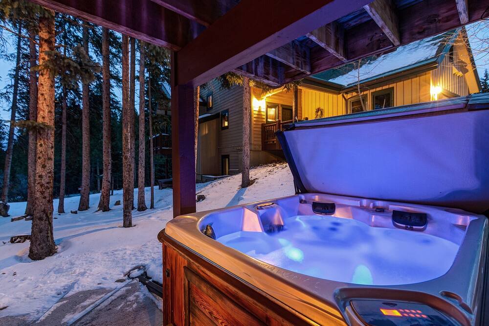 Photo of Bathroom in Peak 8