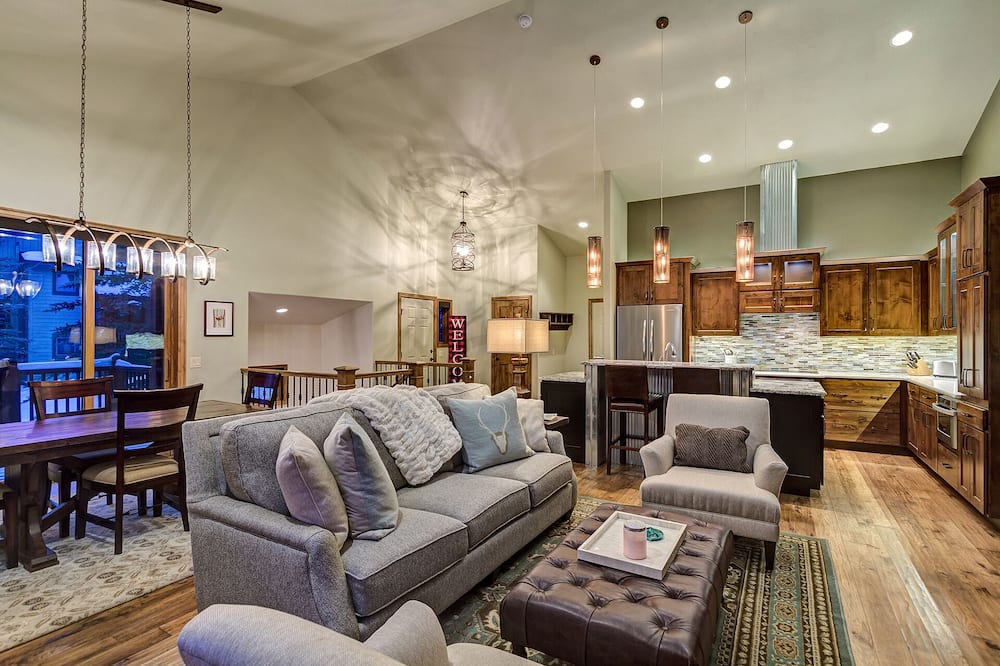 Photo of Livingroom in Peak 8