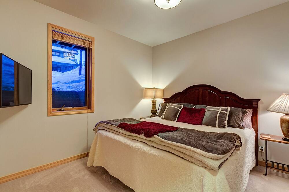 Photo of Bedroom in Peak 8
