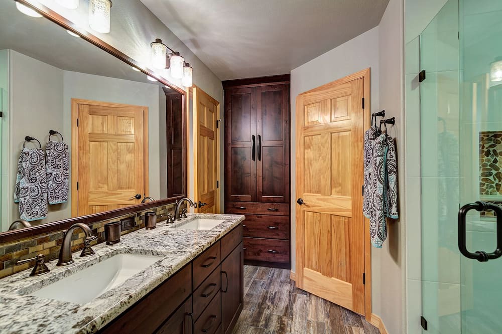 Photo of Bathroom in Peak 8