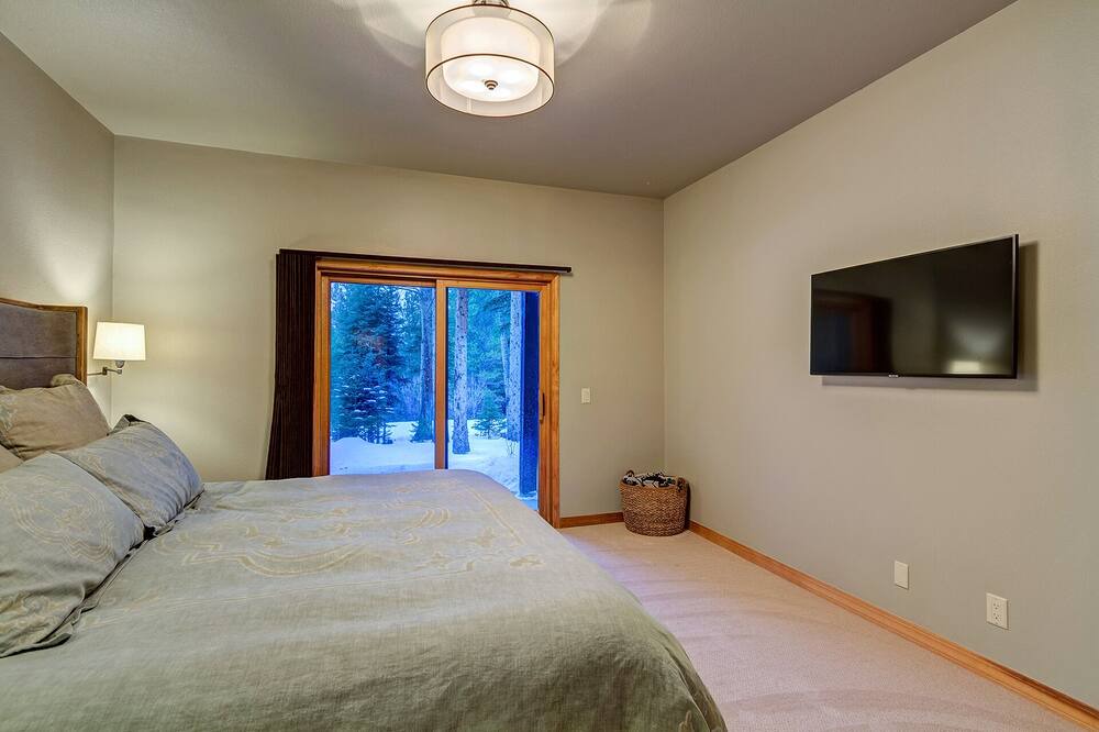 Photo of Bedroom in Peak 8