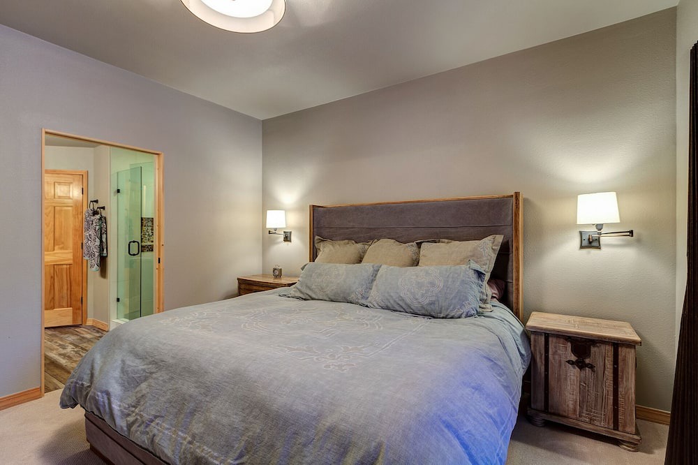 Photo of Bedroom in Peak 8