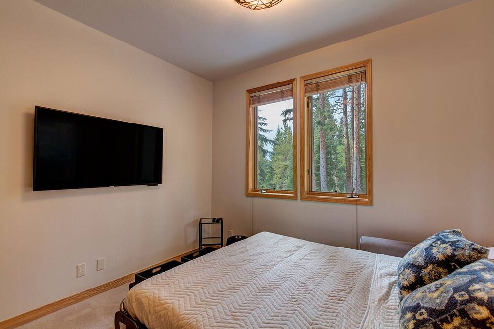 Photo of Bedroom in Peak 8