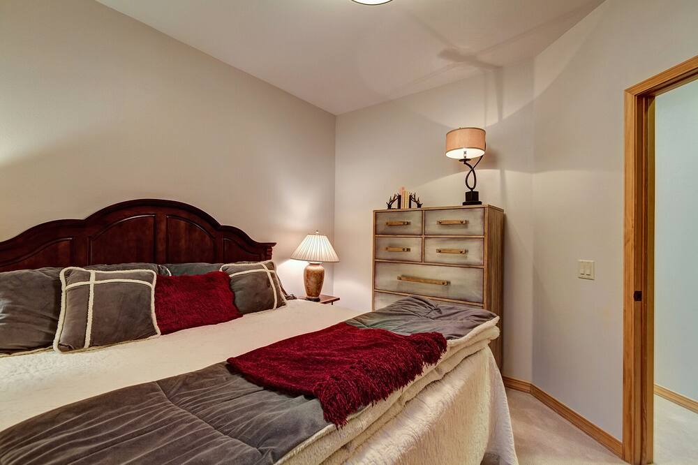 Photo of Bedroom in Peak 8