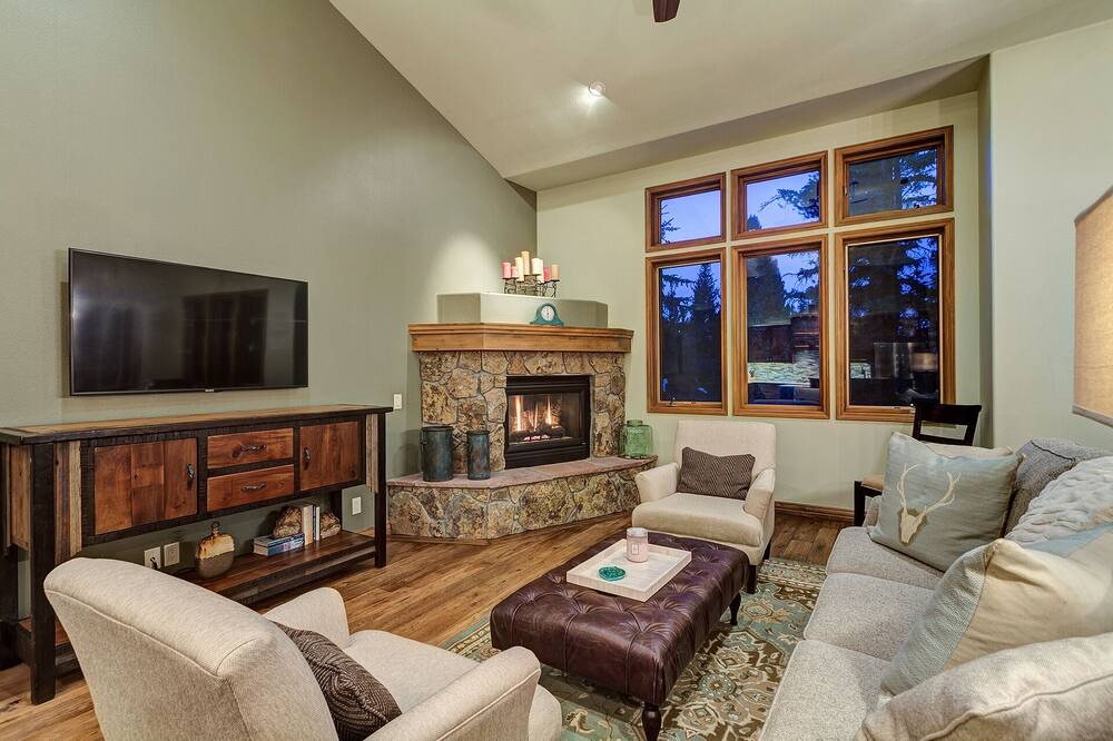 Photo of Livingroom in Peak 8