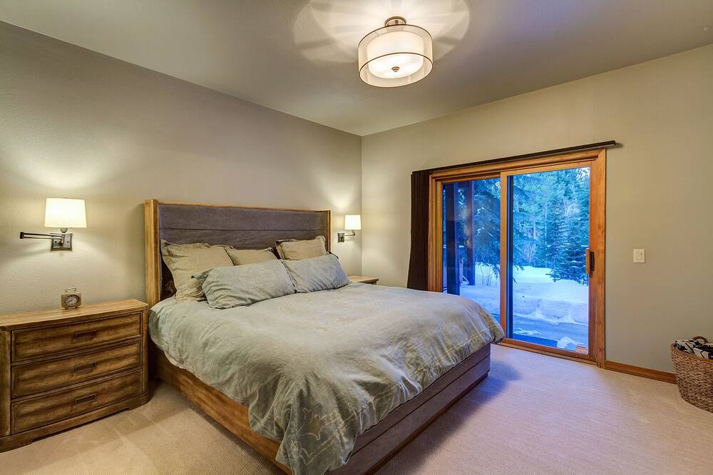 Photo of Bedroom in Peak 8