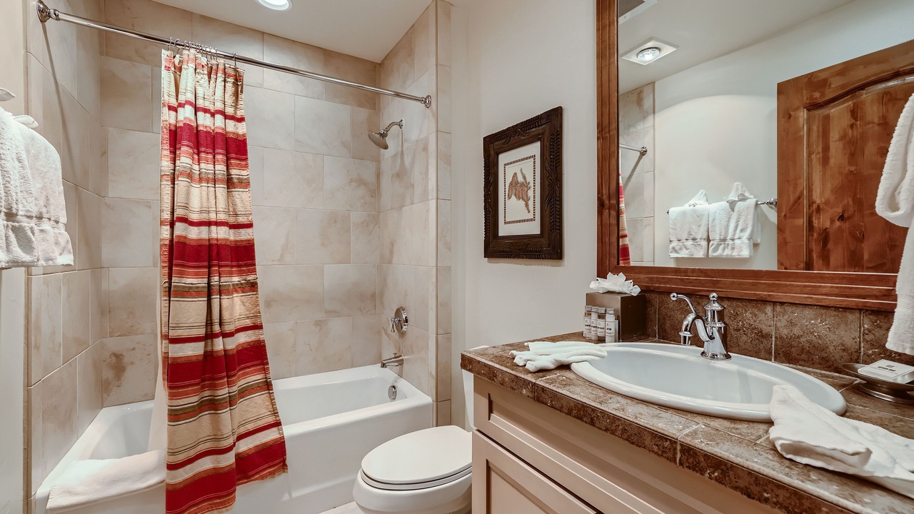 Photo of Bathroom in Four O'Clock