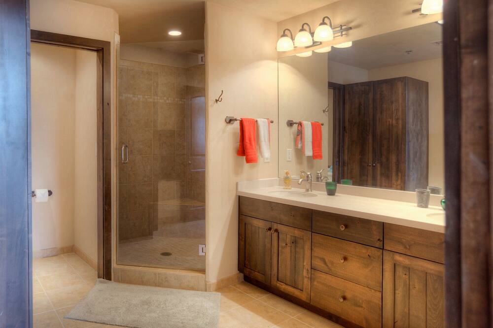 Photo of Bathroom in Marvel