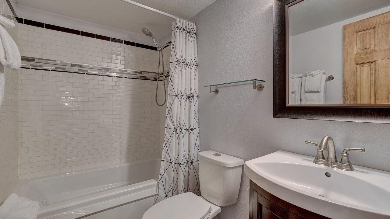 Photo of Bathroom in Four O'Clock