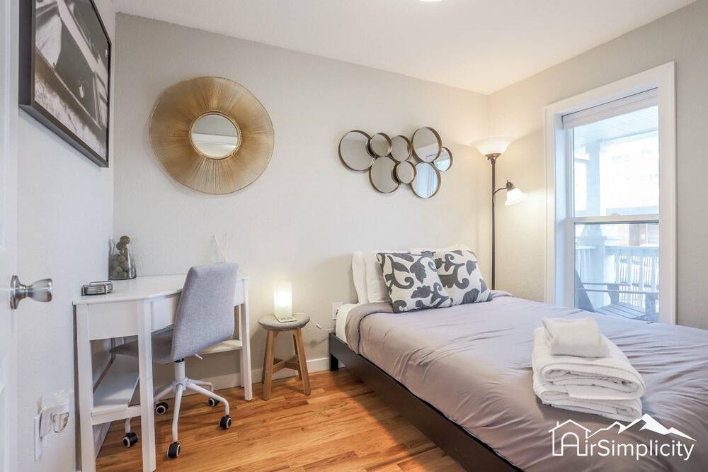 Photo of Bedroom in Jefferson Park
