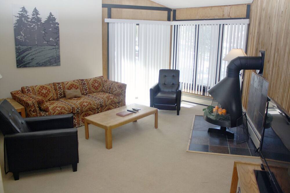 Photo of Livingroom in Peak 8