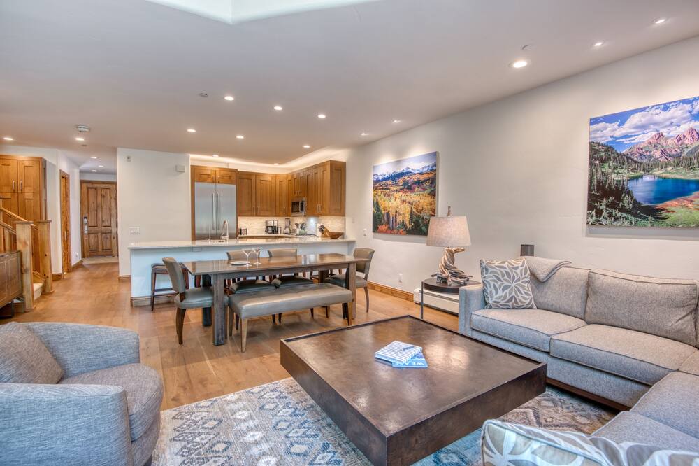 Photo of Livingroom in Edwards