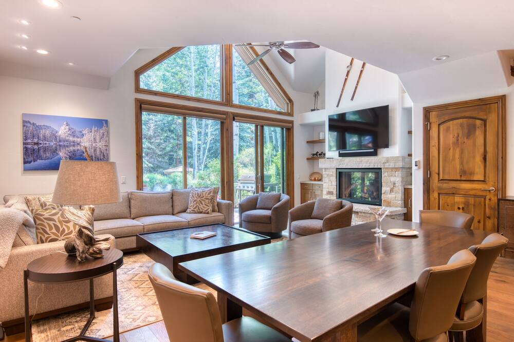 Photo of Livingroom in Edwards