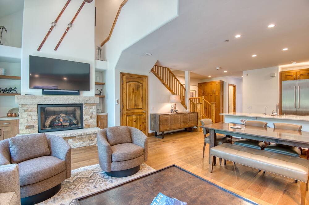 Photo of Livingroom in Edwards