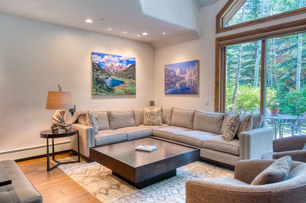 Photo of Livingroom in Edwards