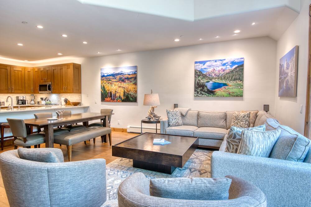 Photo of Livingroom in Edwards
