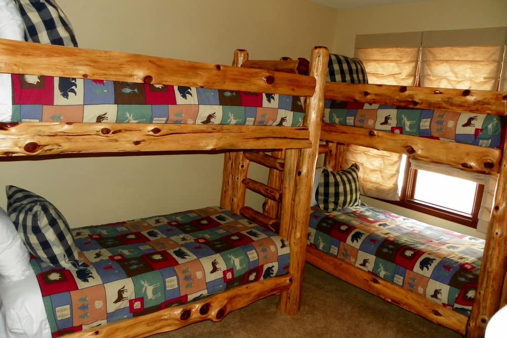 Photo of Bedroom in Highlands Townhomes