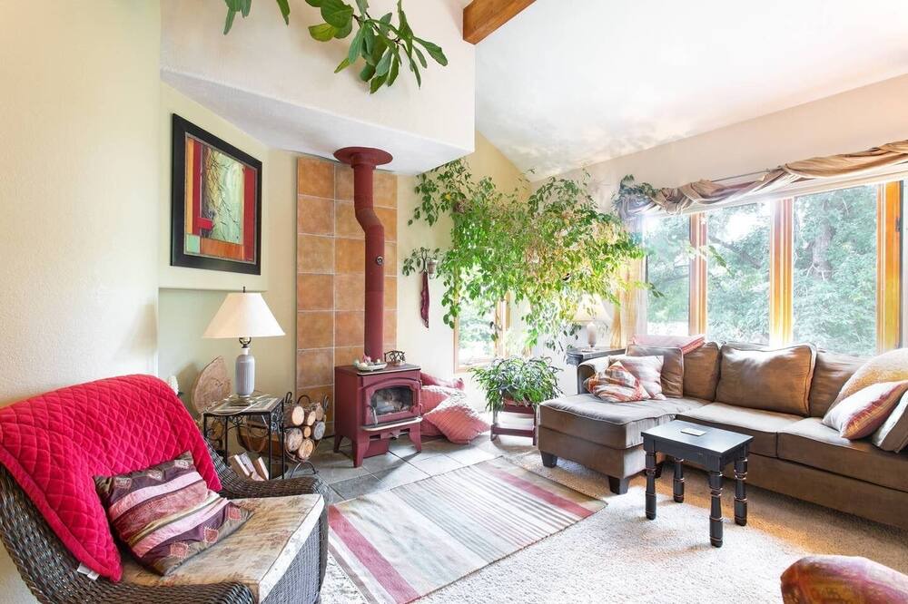 Photo of Livingroom in Wonderland Hills