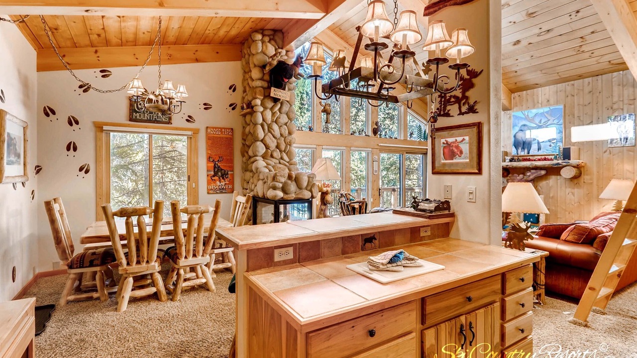 Photo of Livingroom in Peak 9