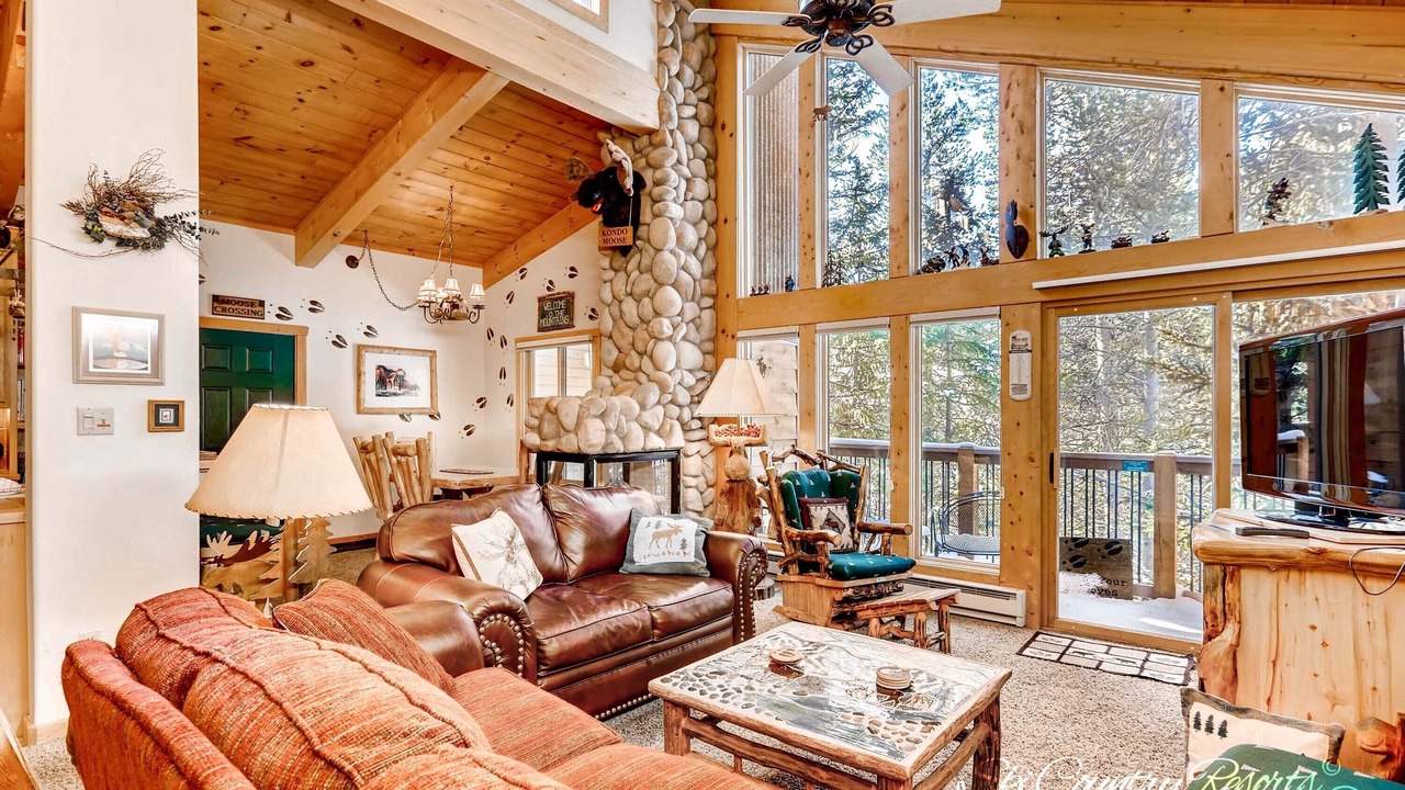 Photo of Livingroom in Peak 9
