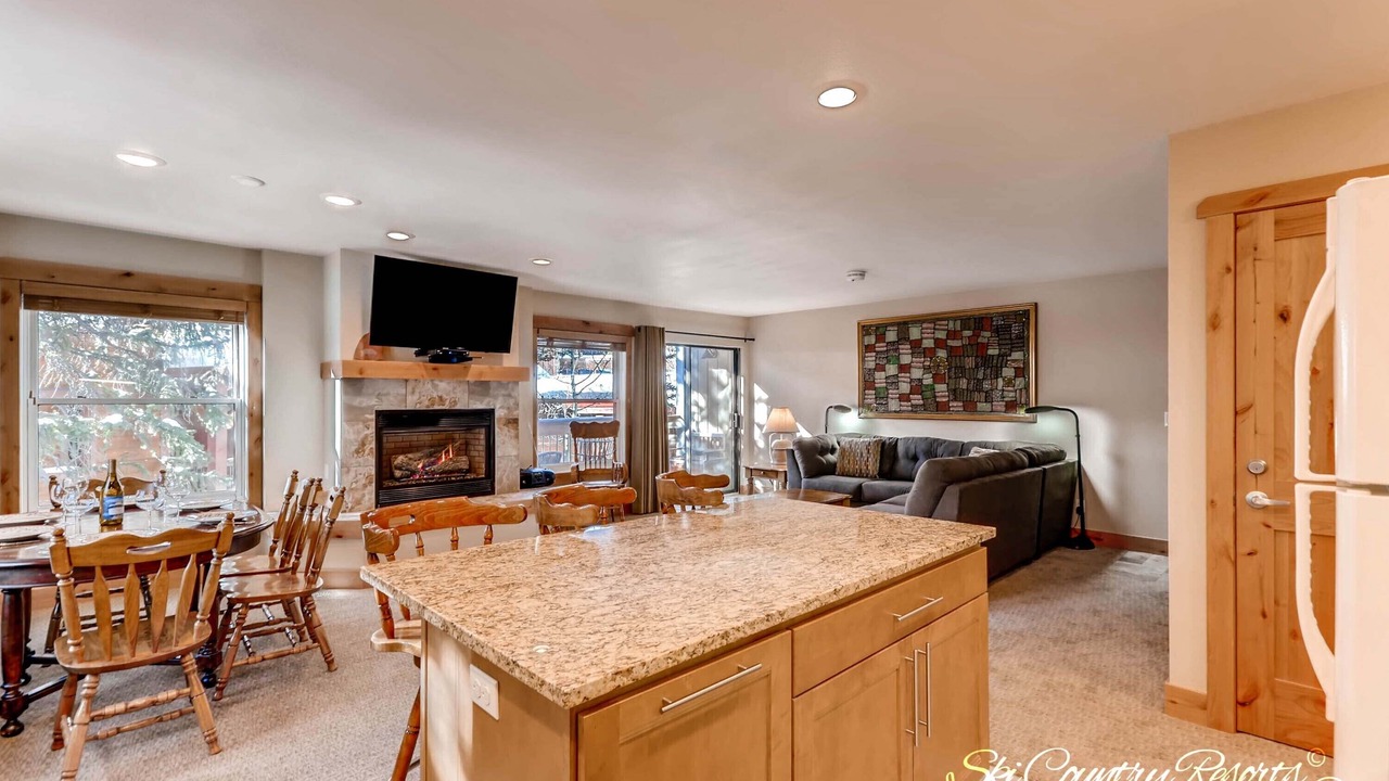Photo of Livingroom in Peak 9