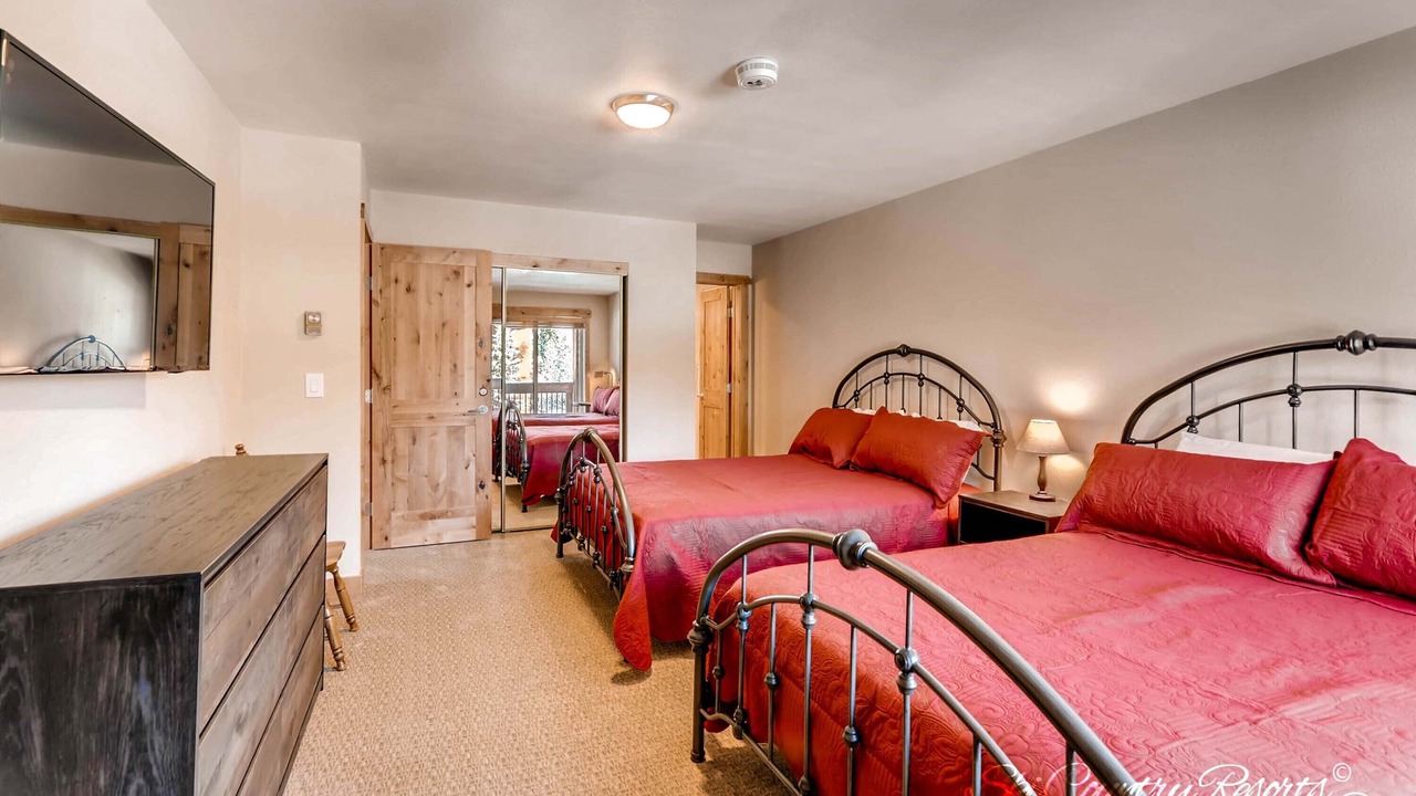 Photo of Bedroom in Peak 9