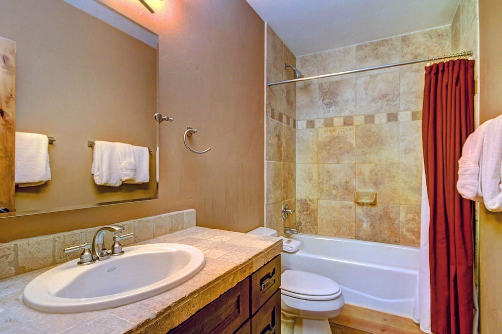 Photo of Bathroom in Quandary Village