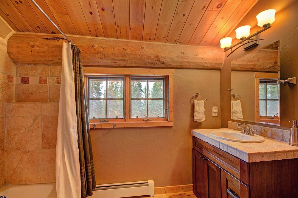Photo of Bathroom in Quandary Village