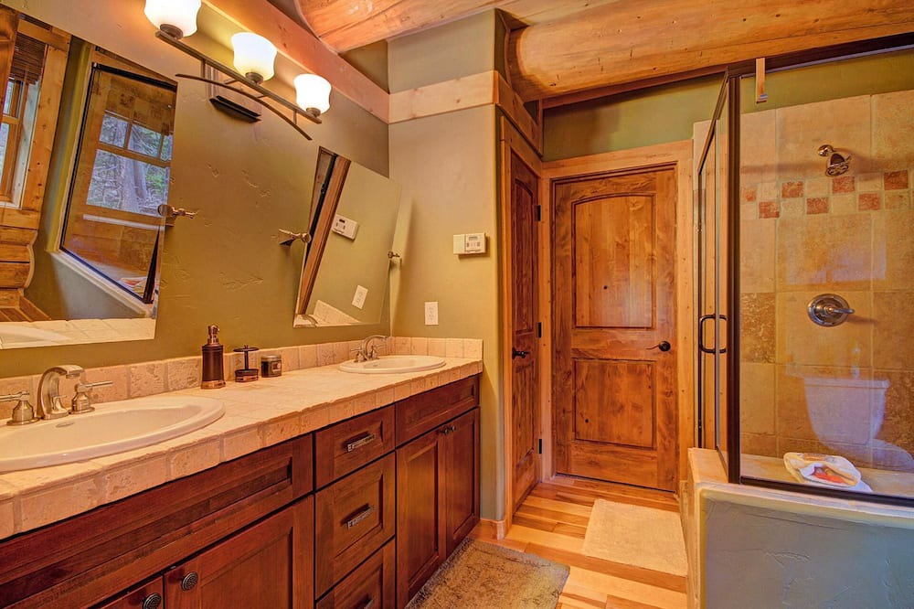 Photo of Bathroom in Quandary Village