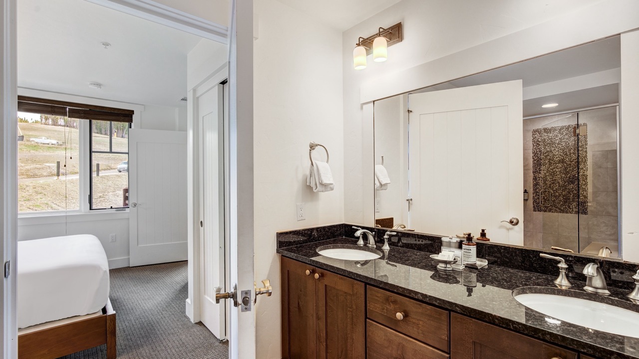 Photo of Bathroom in Peak 8