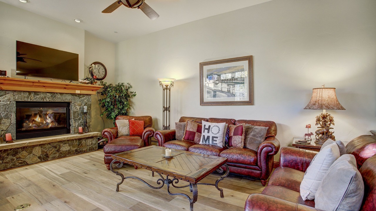 Photo of Livingroom in Edwards